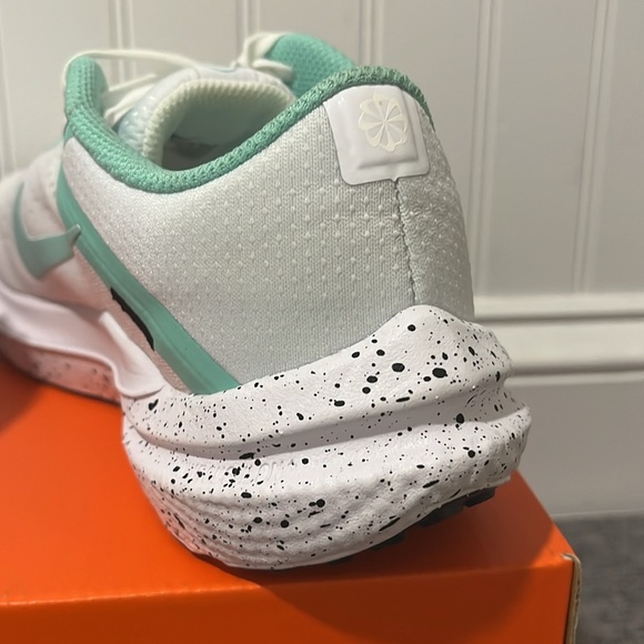 Nike Air Winflo 10 FN7106-100 Womens White/Emerald Rise Black Running Shoes Sz 6 - Picture 7 of 11